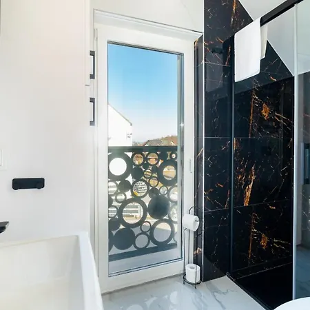 Daire Sikorskiego Ii, Sun & Snow